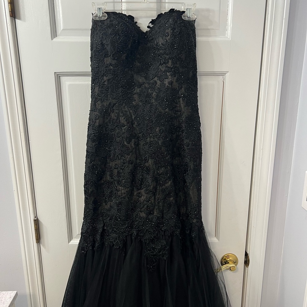 Elegant Black Strapless Lace Gown
